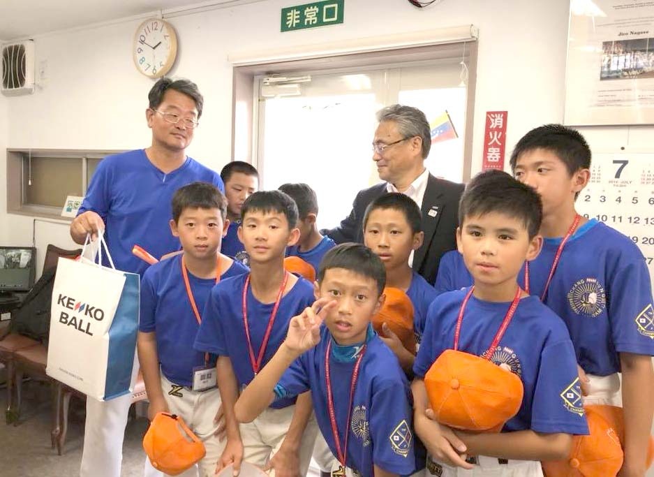 台湾少年野球チームが当社野球資料室を訪問