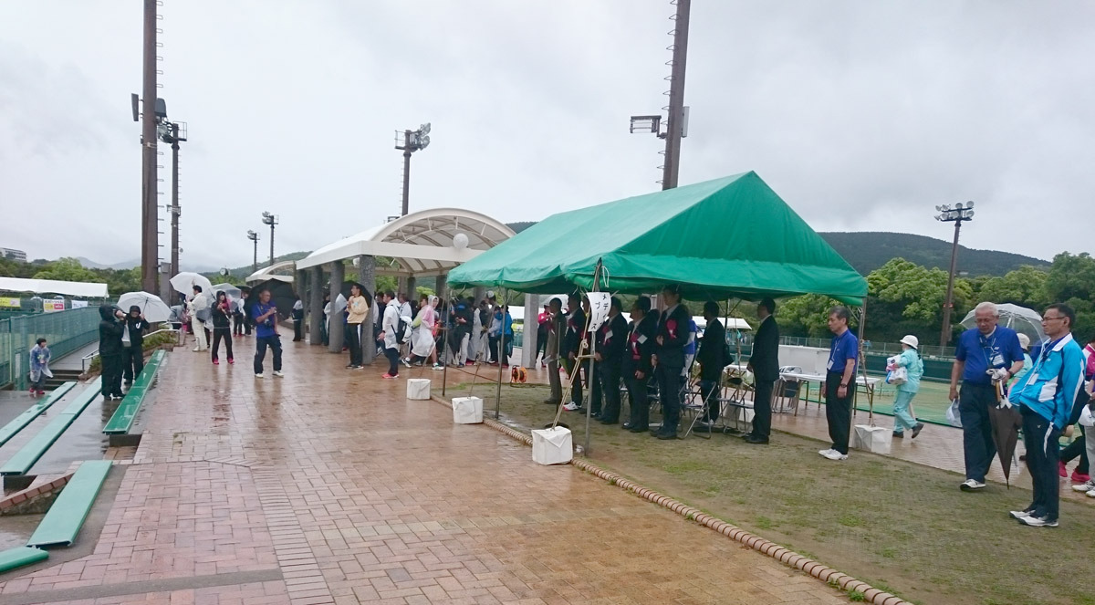 2）雨天の中、開会式典.JPG