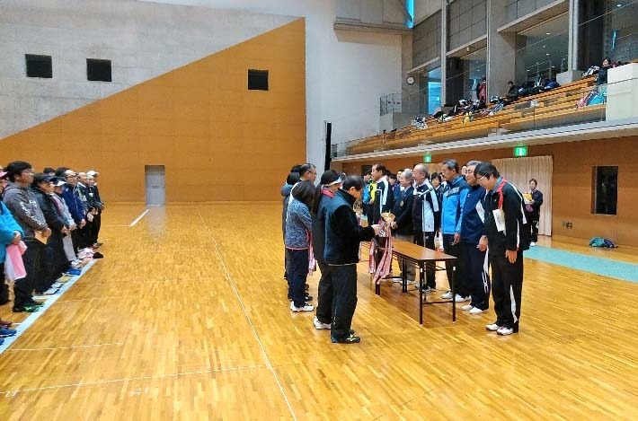 6各種別優勝者からカップの返還.JPG