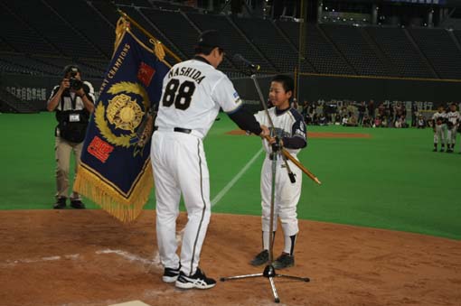 ファイターズ梨田監督優勝旗.jpg