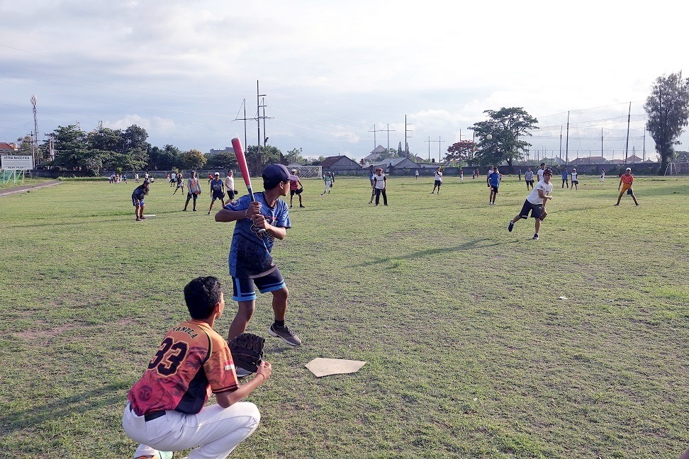 バリ州サヌールウィサタ中学生野球教室.JPG
