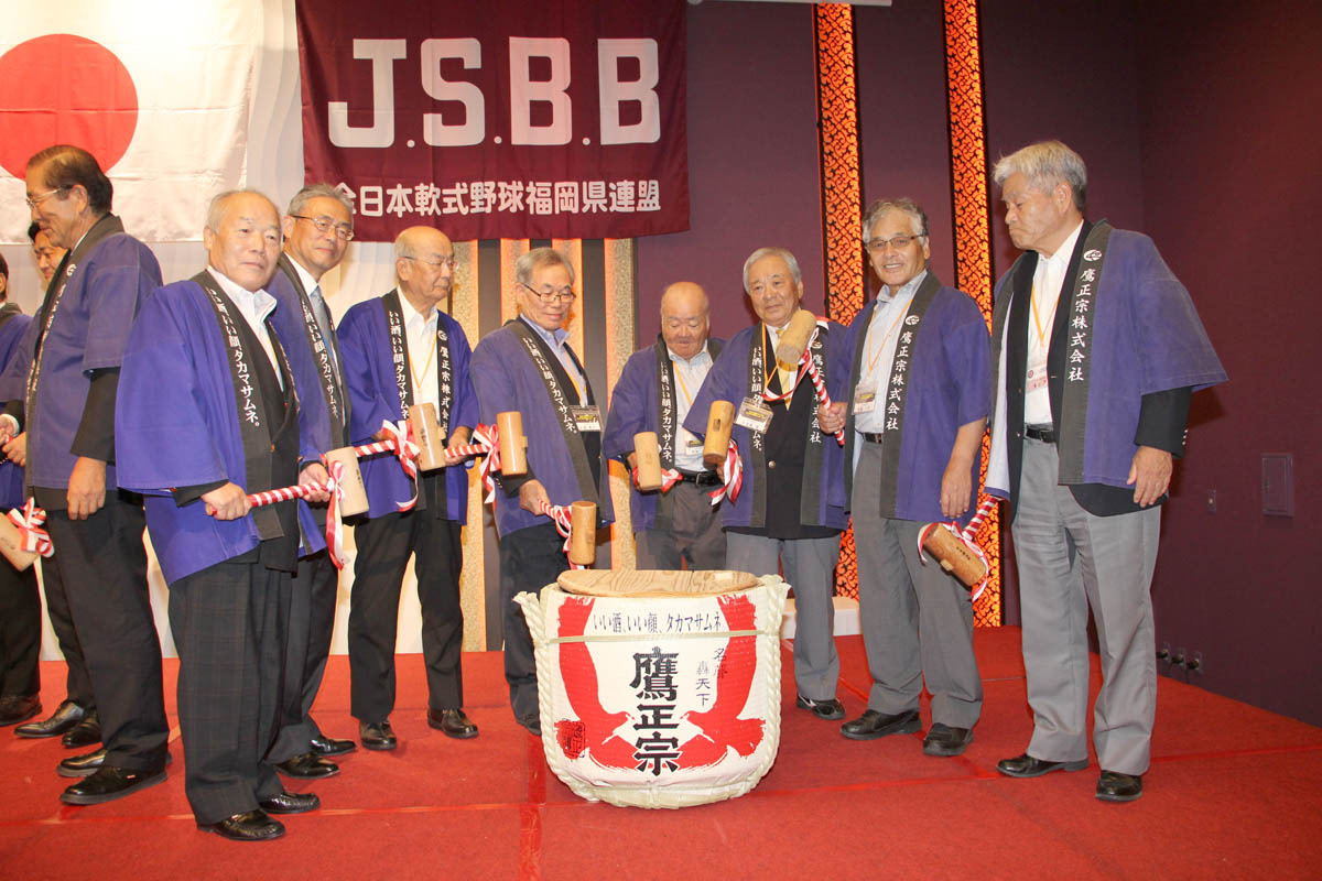 懇親会鏡割り.JPG