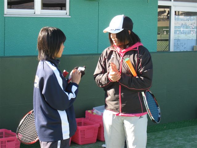 横山コーチにアドバイスを受けてメモをする参加者.JPG