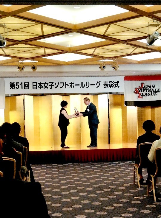 ２.最高殊勲選手賞欠席のモニカ・アボット選手に替わって古澤主将が受け取った.JPG