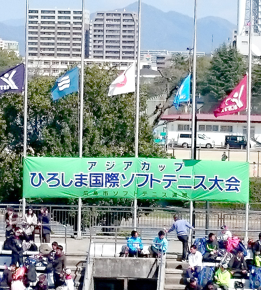 ３月１１日東日本震災の為各国国旗を半旗掲揚.JPG